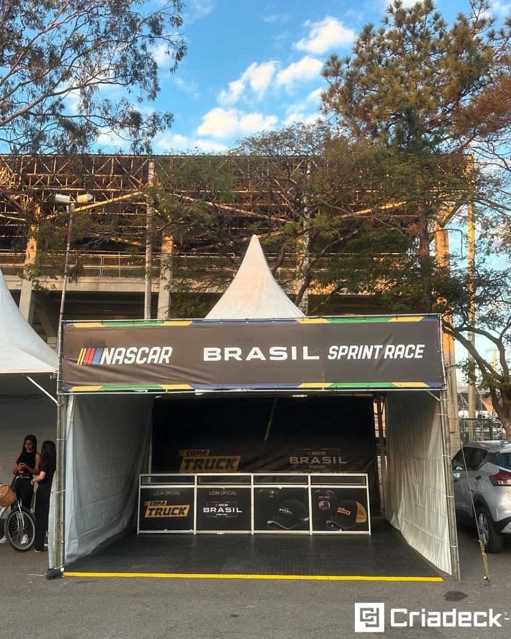 Pisos plásticos personalizados da Criadeck durante a emocionante corrida da Copa Truck 2024 em Interlagos.